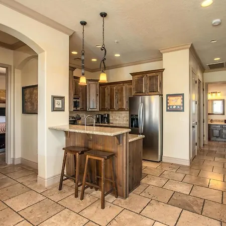 D13-Amazing Red Cliff View-Third Floor 3-Bedroom Sunset View